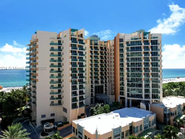 1-bedroom condo for sale in Miami Beach - 1455 Ocean Dr 811 - MondialRealty