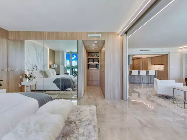 1-bedroom condo for sale in Miami Beach - 1455 Ocean Dr 811 - MondialRealty