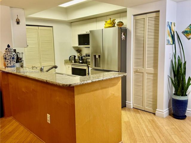 2-bedroom condo for rent in Aventura - 19501 W Country Club Dr 2515 - MondialRealty