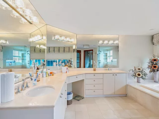 3-bedroom condo for rent in Fort Lauderdale - 2110 N Ocean Blvd 23B - MondialRealty