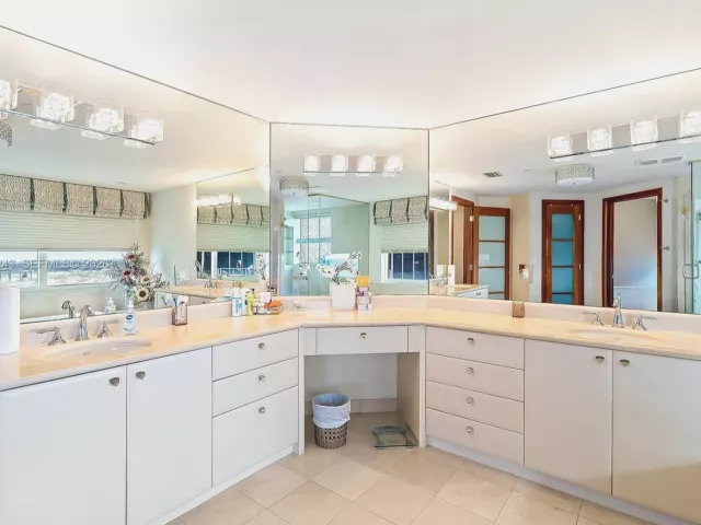 3-bedroom condo for rent in Fort Lauderdale - 2110 N Ocean Blvd 23B - MondialRealty