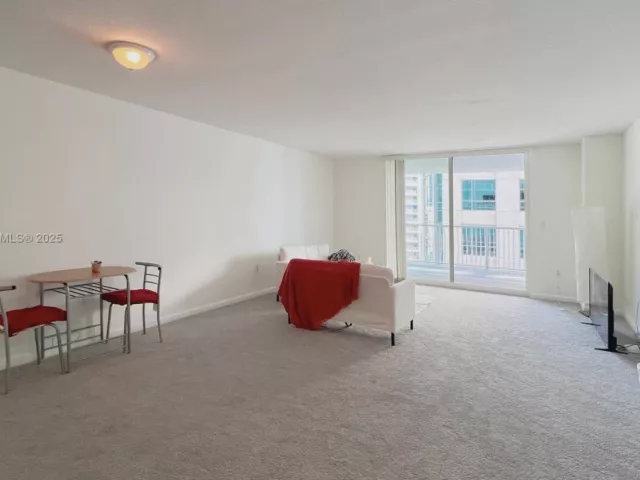 1-bedroom condo for sale in Miami - 1200 Brickell Bay Dr 2814 - MondialRealty