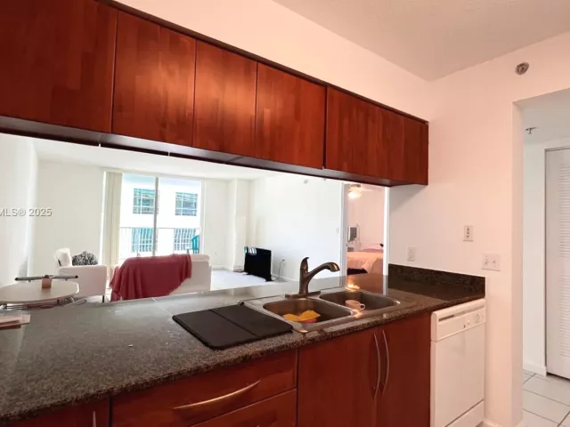 1-bedroom condo for sale in Miami - 1200 Brickell Bay Dr 2814 - MondialRealty