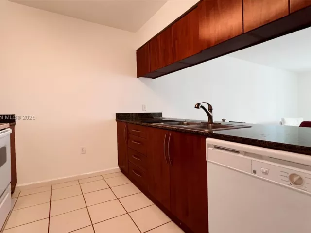 1-bedroom condo for sale in Miami - 1200 Brickell Bay Dr 2814 - MondialRealty