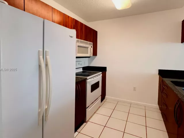 1-bedroom condo for sale in Miami - 1200 Brickell Bay Dr 2814 - MondialRealty
