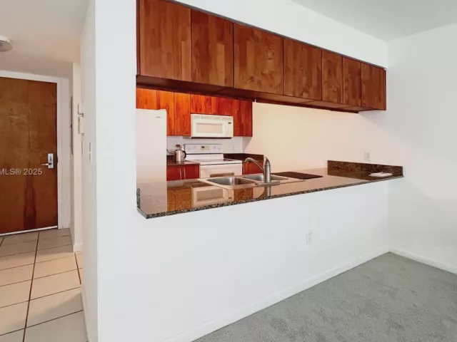 1-bedroom condo for sale in Miami - 1200 Brickell Bay Dr 2814 - MondialRealty