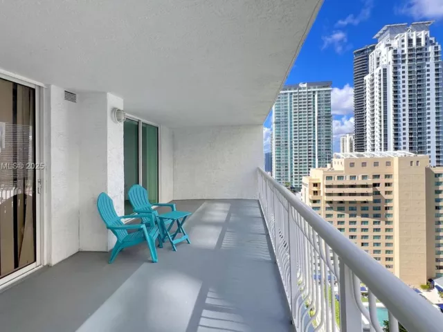 1-bedroom condo for sale in Miami - 1200 Brickell Bay Dr 2814 - MondialRealty