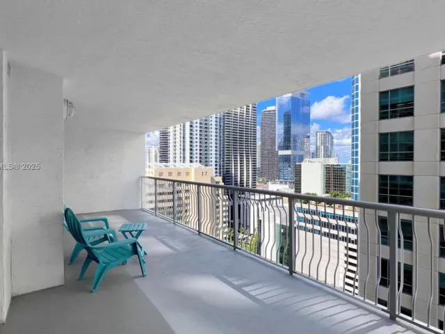 1-bedroom condo for sale in Miami - 1200 Brickell Bay Dr 2814 - MondialRealty