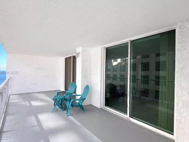 1-bedroom condo for sale in Miami - 1200 Brickell Bay Dr 2814 - MondialRealty