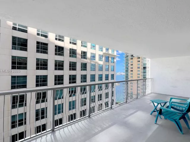 1-bedroom condo for sale in Miami - 1200 Brickell Bay Dr 2814 - MondialRealty