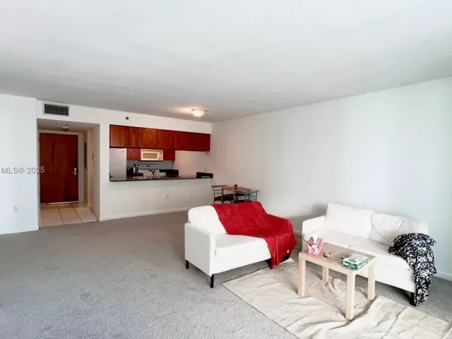 1-bedroom condo for sale in Miami - 1200 Brickell Bay Dr 2814 - MondialRealty
