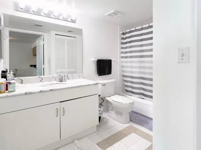 1-bedroom condo for sale in Miami - 1200 Brickell Bay Dr 2814 - MondialRealty