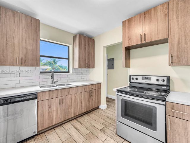 Home for sale at 17130 NE 7th Ave - photo 7439364