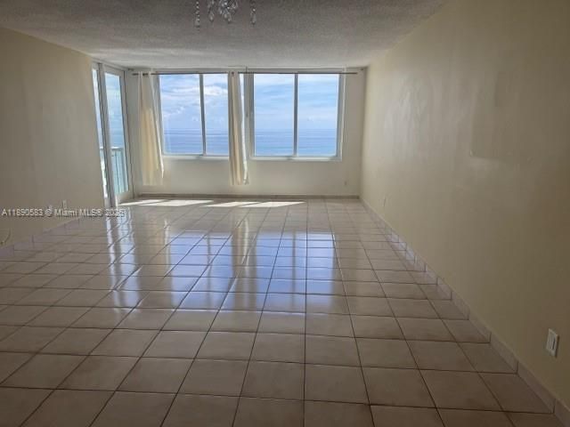 1-bedroom condo for rent in Miami Beach - 5401 E Collins Ave 1530 - MondialRealty