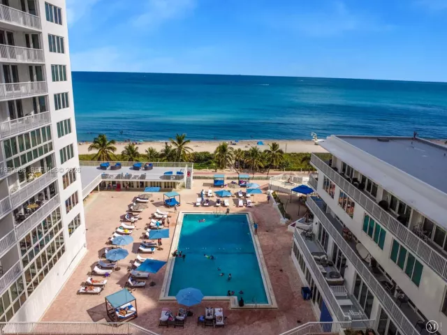 4-bedroom condo for sale in Miami Beach - 5401 Collins Ave 819 - MondialRealty