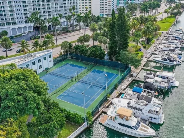 4-bedroom condo for sale in Miami Beach - 5401 Collins Ave 819 - MondialRealty