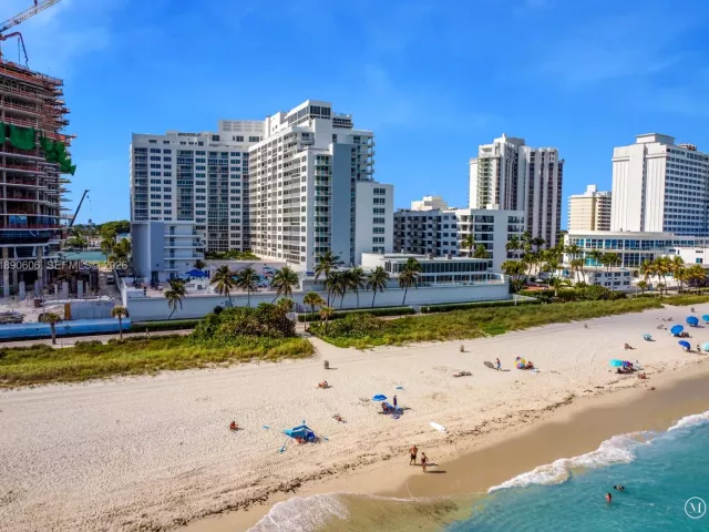 4-bedroom condo for sale in Miami Beach - 5401 Collins Ave 819 - MondialRealty