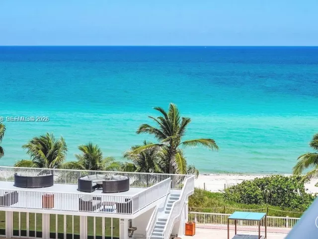 4-bedroom condo for sale in Miami Beach - 5401 Collins Ave 819 - MondialRealty