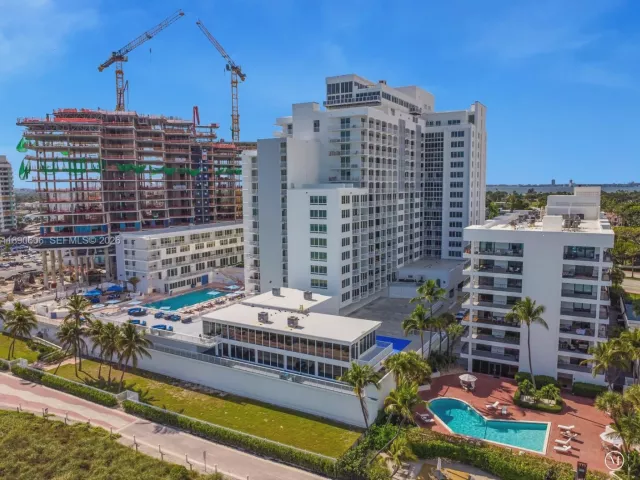 4-bedroom condo for sale in Miami Beach - 5401 Collins Ave 819 - MondialRealty