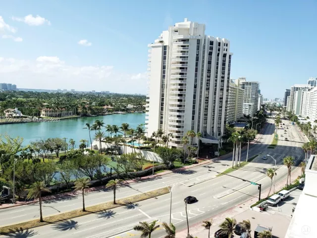 4-bedroom condo for sale in Miami Beach - 5401 Collins Ave 819 - MondialRealty