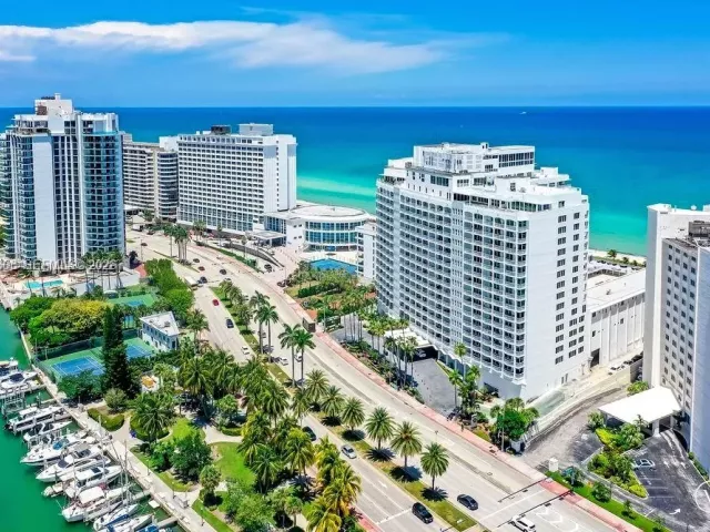 4-bedroom condo for sale in Miami Beach - 5401 Collins Ave 819 - MondialRealty