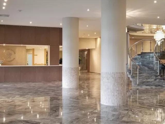 4-bedroom condo for sale in Miami Beach - 5401 Collins Ave 819 - MondialRealty