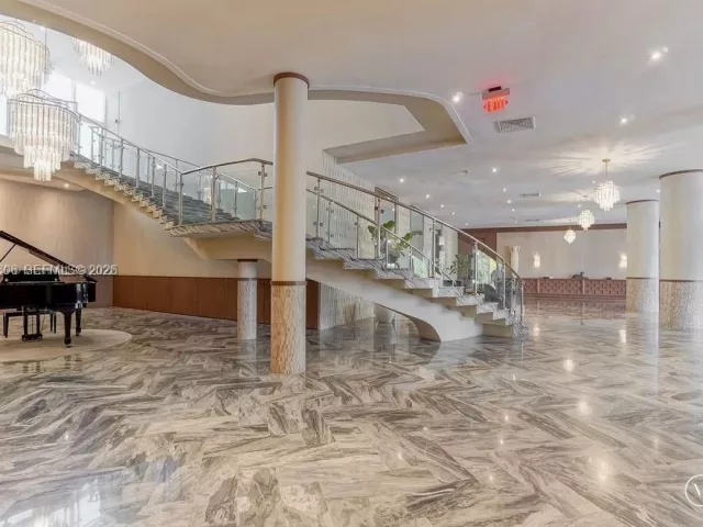 4-bedroom condo for sale in Miami Beach - 5401 Collins Ave 819 - MondialRealty