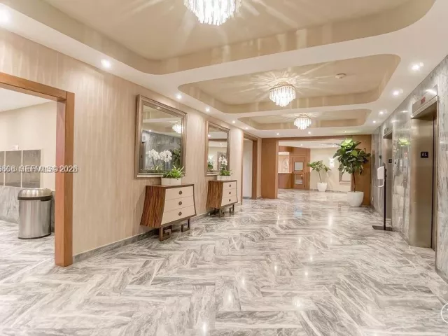 4-bedroom condo for sale in Miami Beach - 5401 Collins Ave 819 - MondialRealty