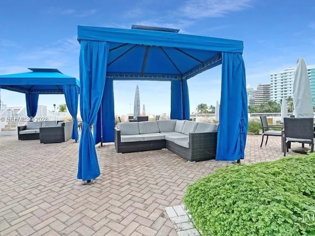 4-bedroom condo for sale in Miami Beach - 5401 Collins Ave 819 - MondialRealty