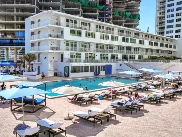 4-bedroom condo for sale in Miami Beach - 5401 Collins Ave 819 - MondialRealty