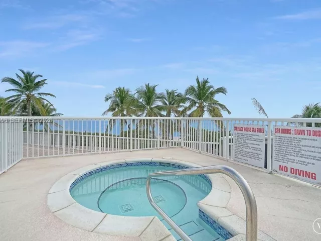 4-bedroom condo for sale in Miami Beach - 5401 Collins Ave 819 - MondialRealty
