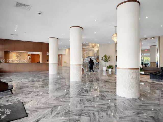 4-bedroom condo for sale in Miami Beach - 5401 Collins Ave 819 - MondialRealty