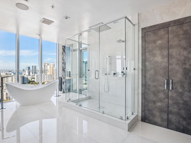 4-bedroom condo for sale in Sunny Isles Beach - 330 Sunny Isles Blvd 5-UPH04 - MondialRealty