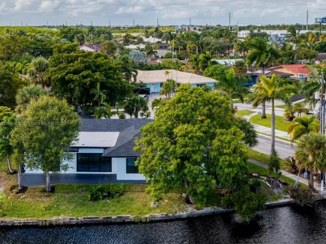 3-bedroom home for sale in Wilton Manors - 2856 NW 10th Ave - MondialRealty