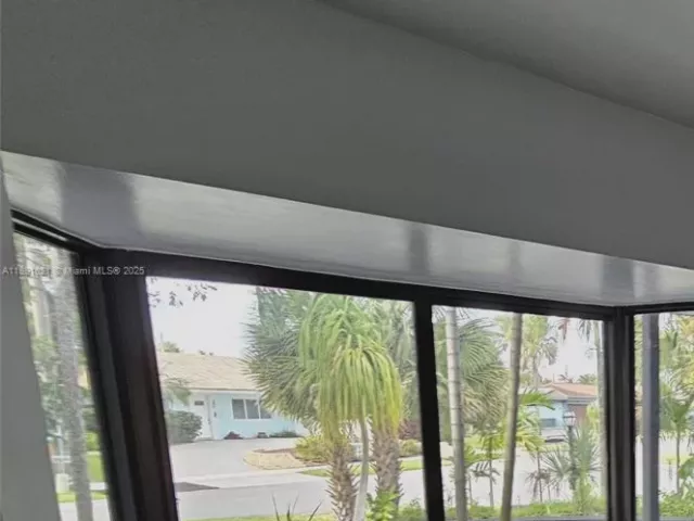 3-bedroom home for sale in Wilton Manors - 2856 NW 10th Ave - MondialRealty