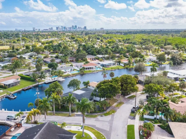 3-bedroom home for sale in Wilton Manors - 2856 NW 10th Ave - MondialRealty