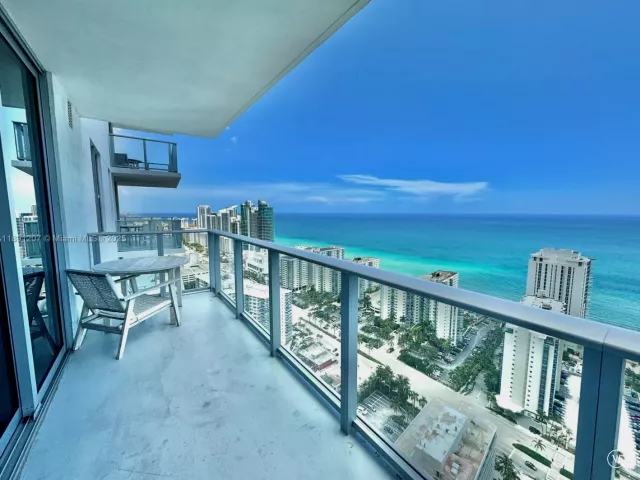 2-bedroom condo for sale in Hollywood - 4010 S Ocean Dr T3503 - MondialRealty