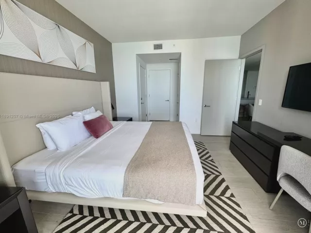 2-bedroom condo for sale in Hollywood - 4010 S Ocean Dr T3503 - MondialRealty