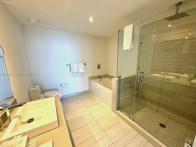 2-bedroom condo for sale in Hollywood - 4010 S Ocean Dr T3503 - MondialRealty