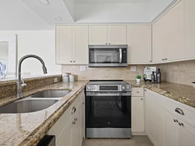 3-bedroom condo for rent in Miami Beach - 650 West Ave 1407 - MondialRealty