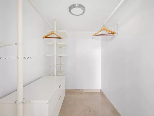 3-bedroom condo for rent in Miami Beach - 650 West Ave 1407 - MondialRealty