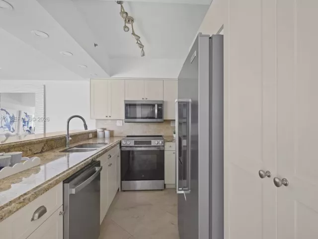 3-bedroom condo for rent in Miami Beach - 650 West Ave 1407 - MondialRealty