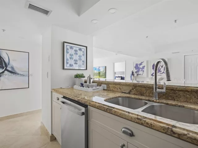 3-bedroom condo for rent in Miami Beach - 650 West Ave 1407 - MondialRealty