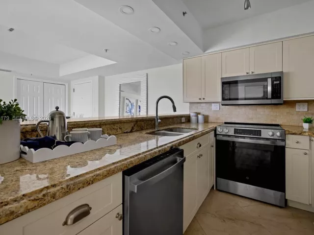 3-bedroom condo for rent in Miami Beach - 650 West Ave 1407 - MondialRealty