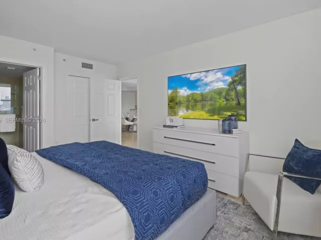 3-bedroom condo for rent in Miami Beach - 650 West Ave 1407 - MondialRealty