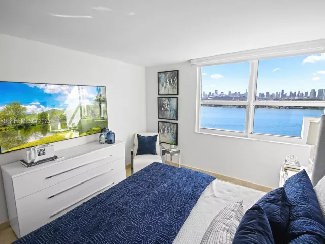 3-bedroom condo for rent in Miami Beach - 650 West Ave 1407 - MondialRealty