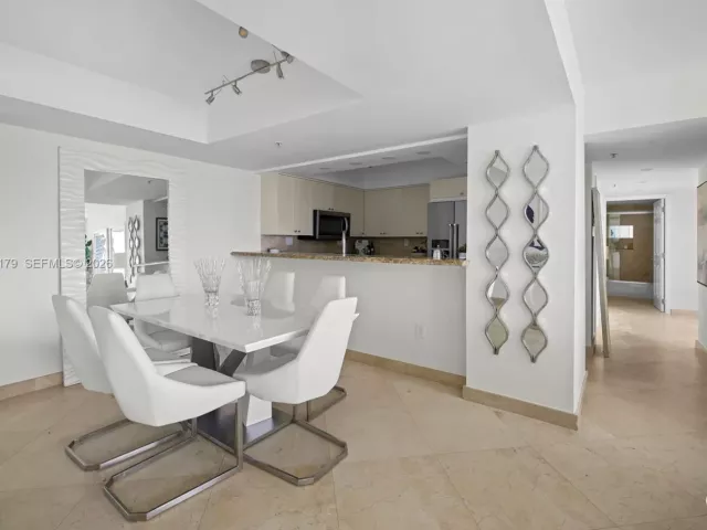 3-bedroom condo for rent in Miami Beach - 650 West Ave 1407 - MondialRealty