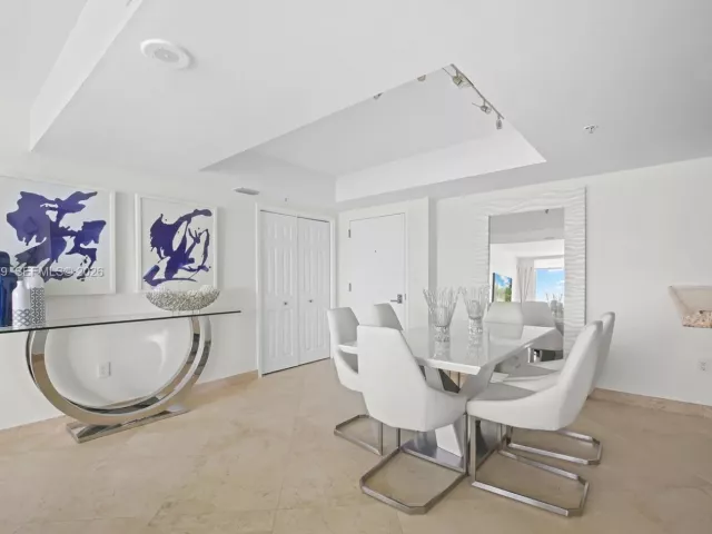 3-bedroom condo for rent in Miami Beach - 650 West Ave 1407 - MondialRealty