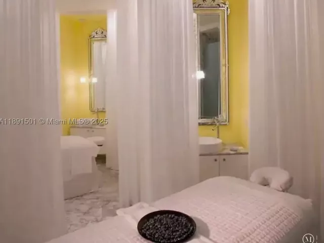 1-bedroom condo for sale in Miami - 495 Brickell Ave 3706 - MondialRealty