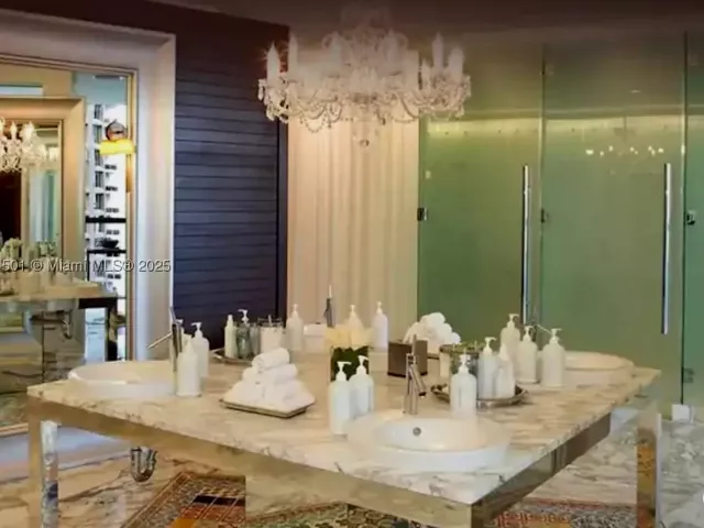 1-bedroom condo for sale in Miami - 495 Brickell Ave 3706 - MondialRealty